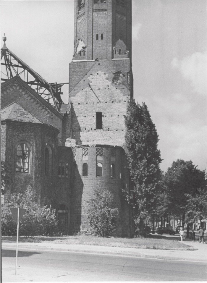 Blick auf die zerstörte Kirche