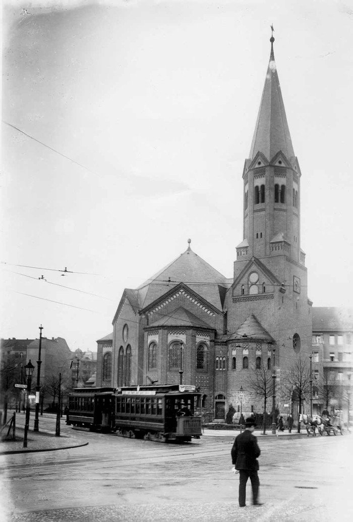 Hochmeisterkirche mit Straßenbahn in der Paulsborner Str.