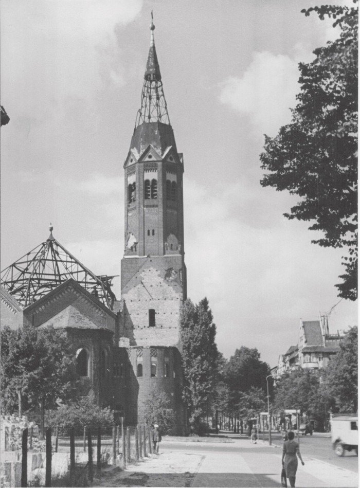 Fast 10 Jahre lang dominierte der Anblick der zerstörten Kirche die Westfälische Straße.
