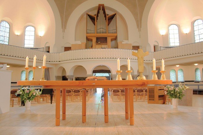 Blick vom Altar auf die Orgelempore